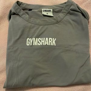 Gymshark workout/everyday shirt. Size is a XS. Color is purple! Super cute!